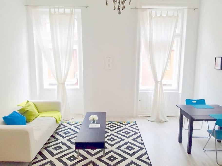 Bright And Cozy - City Center Apt Budapest Exteriör bild
